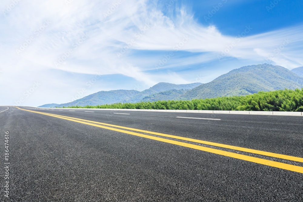 乡村道路和夏季有森林的山脉