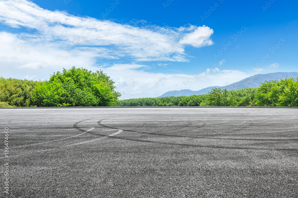 乡村公路和夏季有森林的山脉