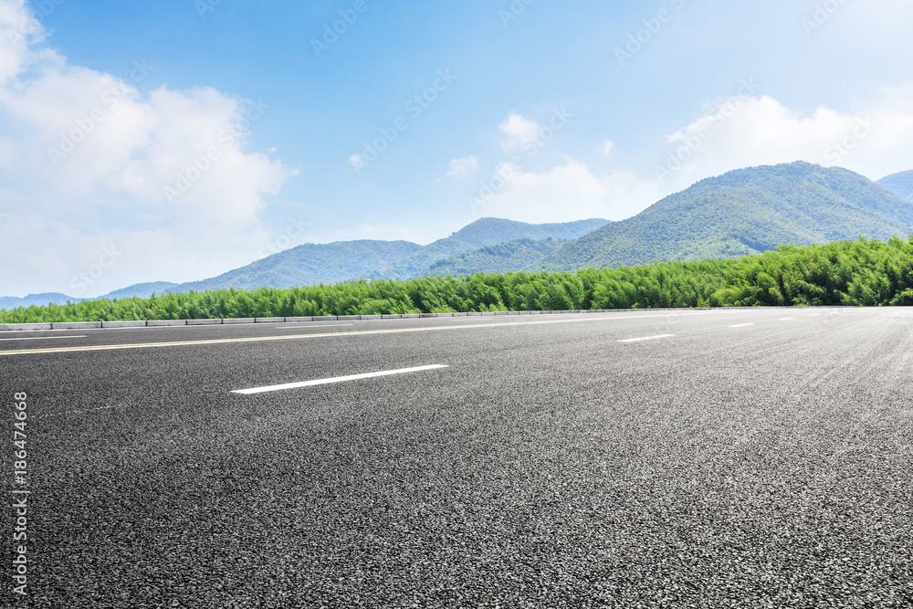 乡村公路和夏季有森林的山脉