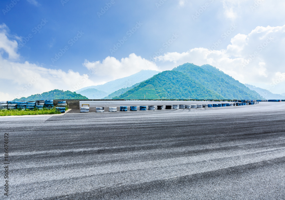 夏日里的乡村公路和山脉自然景观