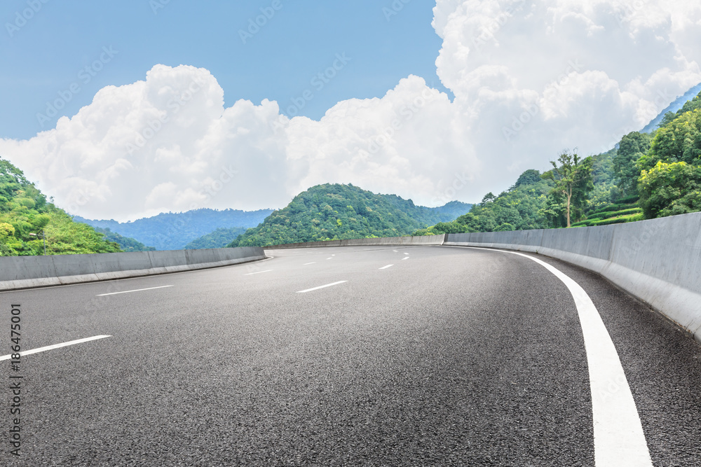 夏日乡村公路与山地自然景观