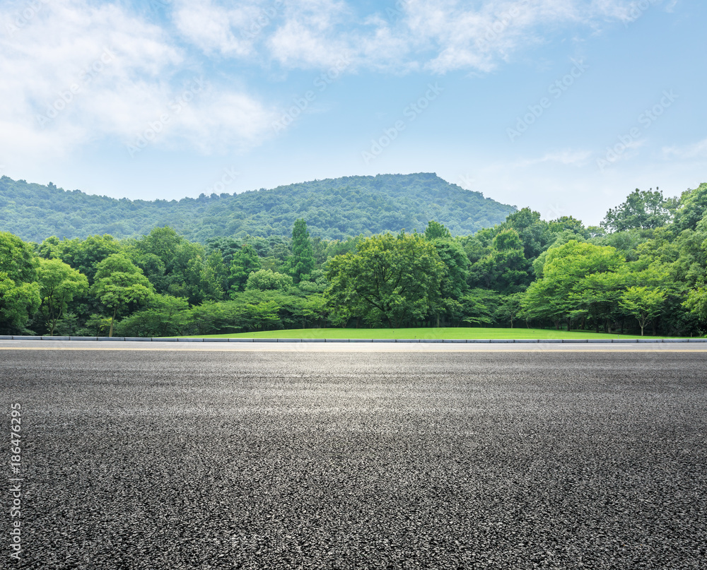 夏日乡间小路与山林