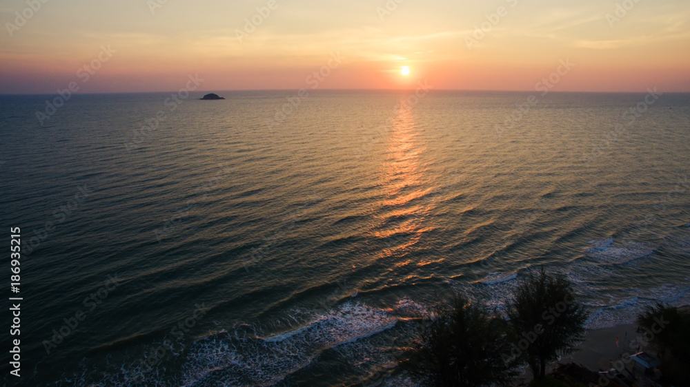 海上美丽日落的无人机俯视航拍照片。