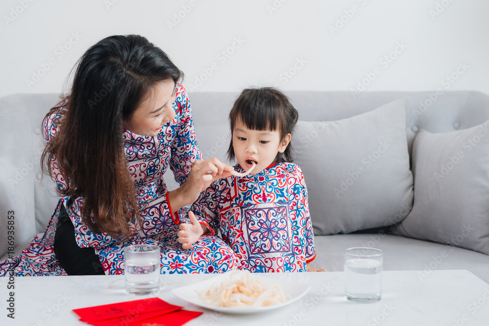 越南母亲和女儿在家庆祝新年。春节。