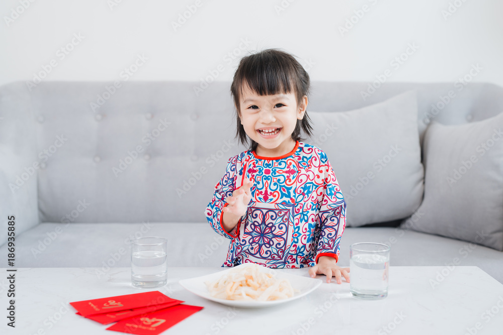 穿着敖岱传统服饰的越南小女孩，在家庆祝新年。春节。