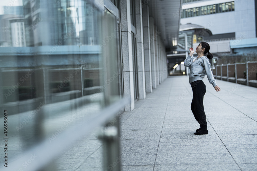 城市里跳舞的女人