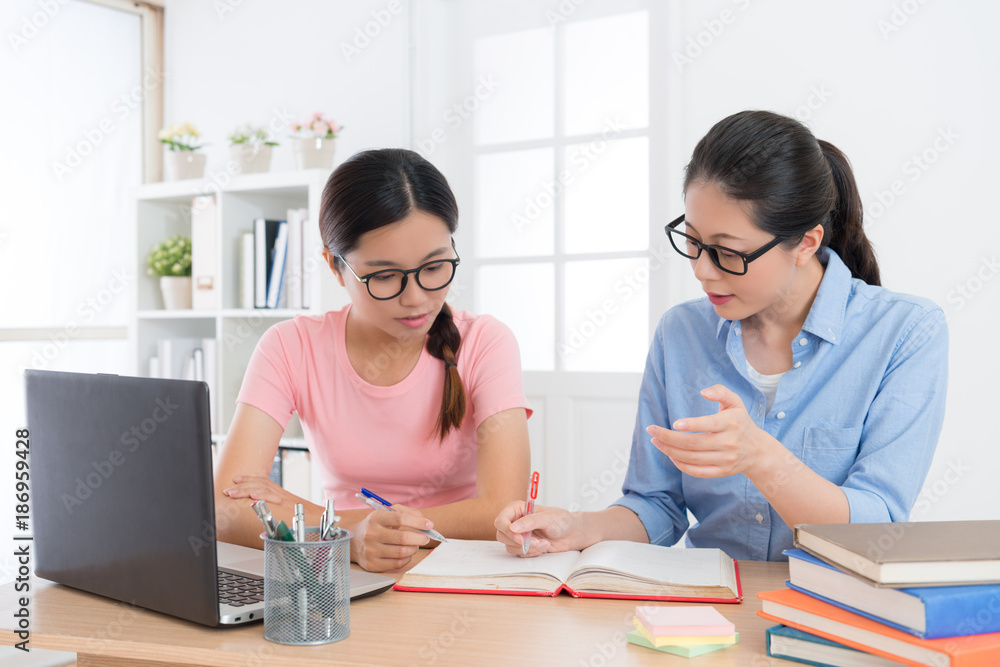 家庭教师女教师教年轻女学生