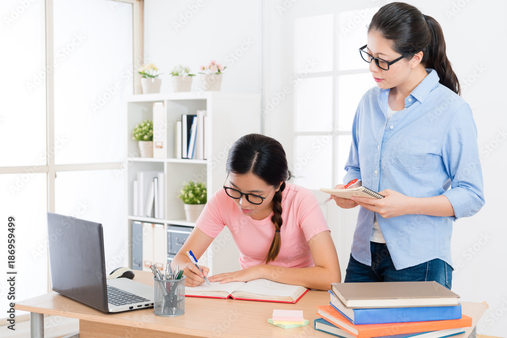 做学校作业的年轻女大学生