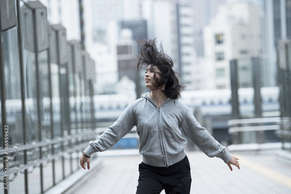 一个专注于跳现代舞的女人