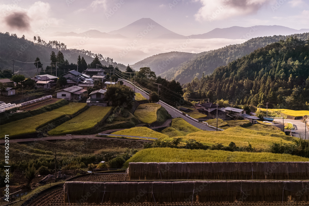 富士山，夏日晨雾蒙蒙