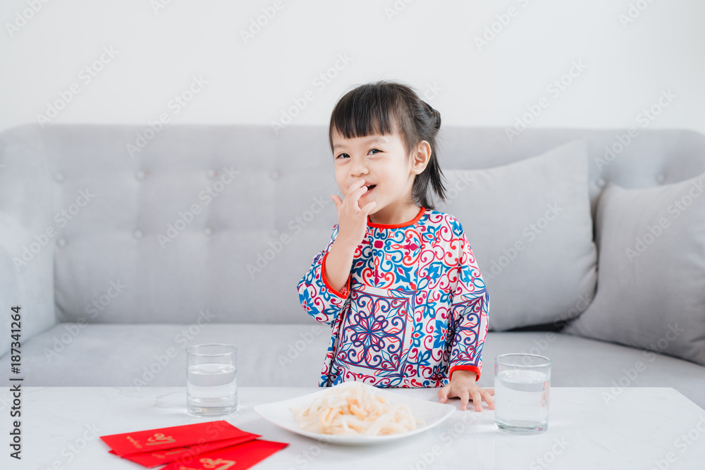 穿着敖岱传统服饰的越南小女孩，在家庆祝新年。春节。