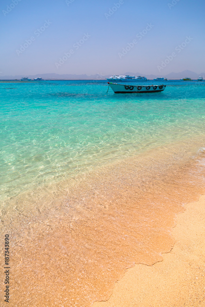 异国海滩的土黄色海水