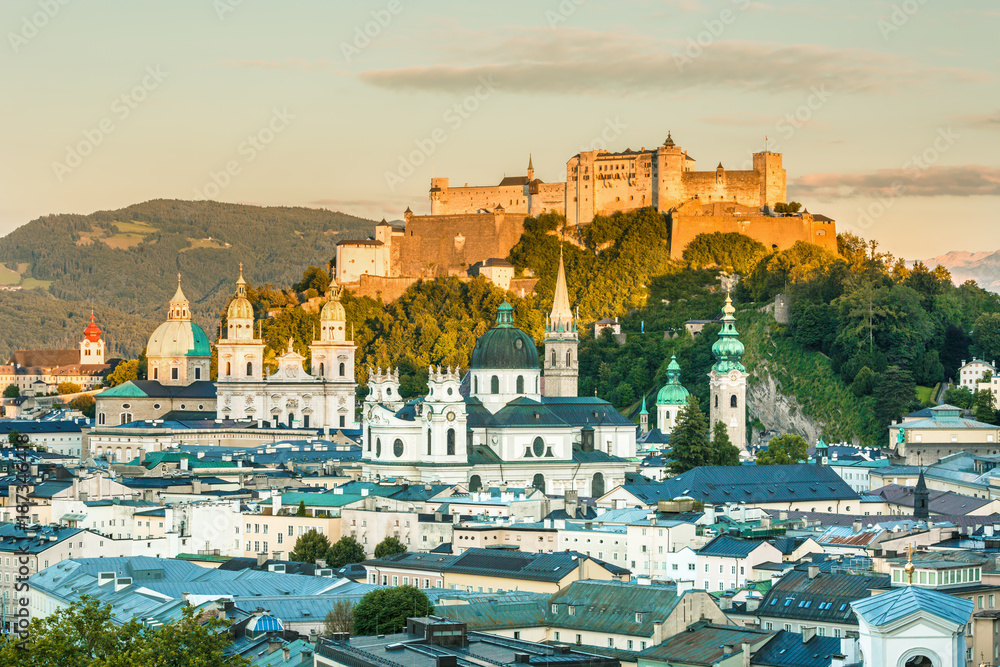 夏天，奥地利萨尔茨堡，与Festung Hohensalzburg一起欣赏萨尔茨堡天际线的美景