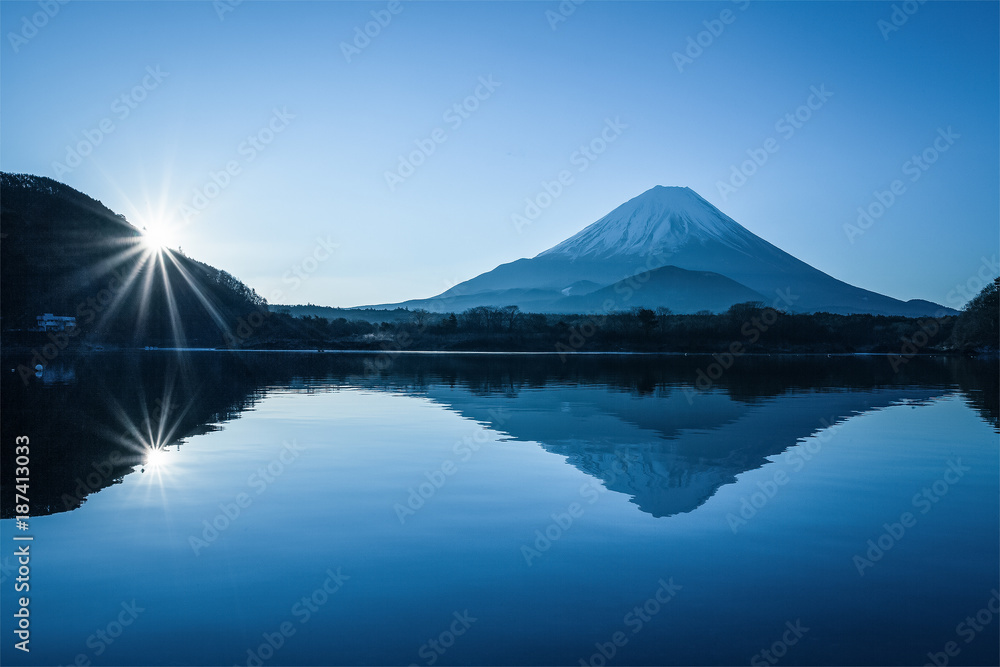 清晨日出时的冬季富士山和昭治湖。昭治湖是富士五湖之一