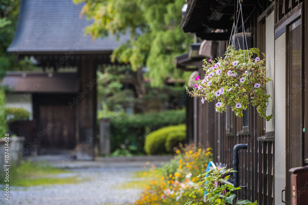 具有传统木制建筑的日本古镇景观。木佐谷的奈良宿邮政城，