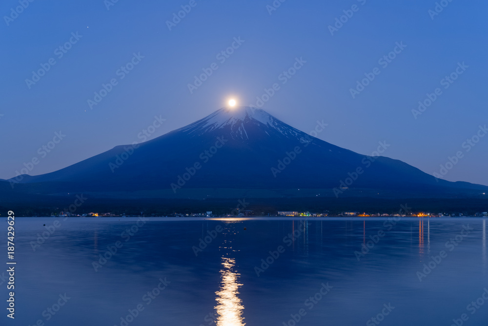 珍珠富士，春天的早晨，满月与山中湖的富士山顶重叠