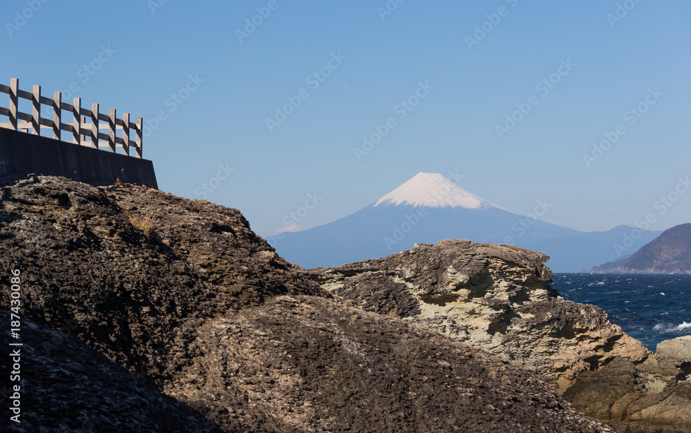 静冈县伊豆市冬季富士山和日本海