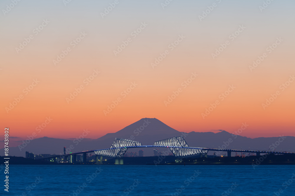 东京门桥和富士山在冬天美丽的日落