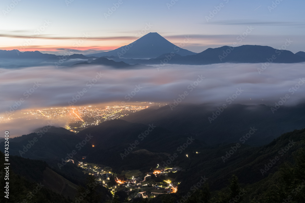 夏天的富士山和薄雾之海