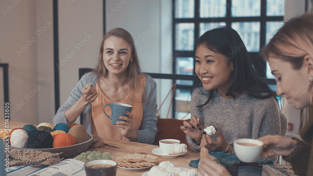 参加会议的年轻女孩