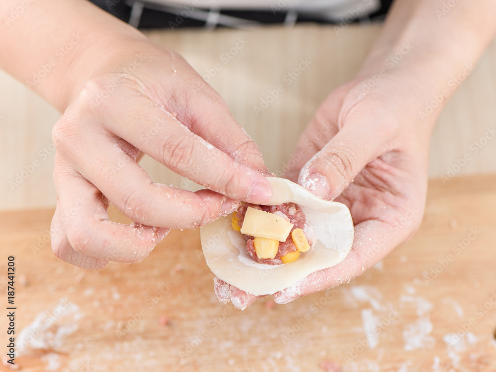 厨师制作中国传统饺子，厨师烹饪过程