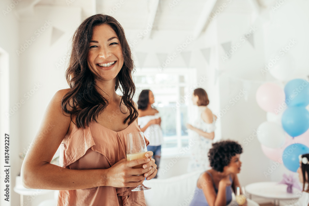 婴儿沐浴派对上的女人