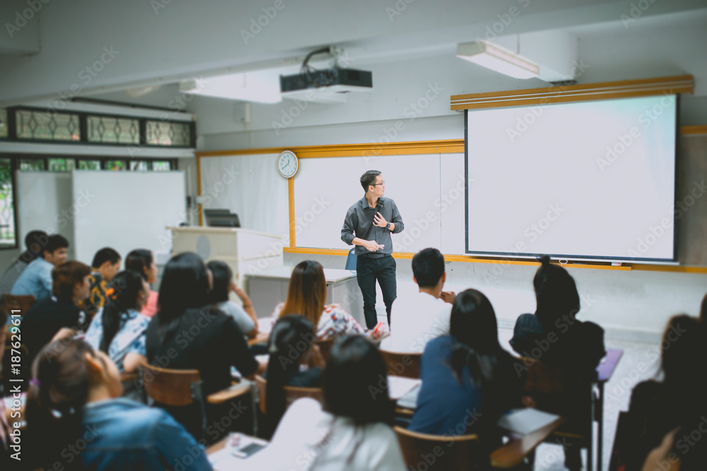 老师在大学课堂上教学生。