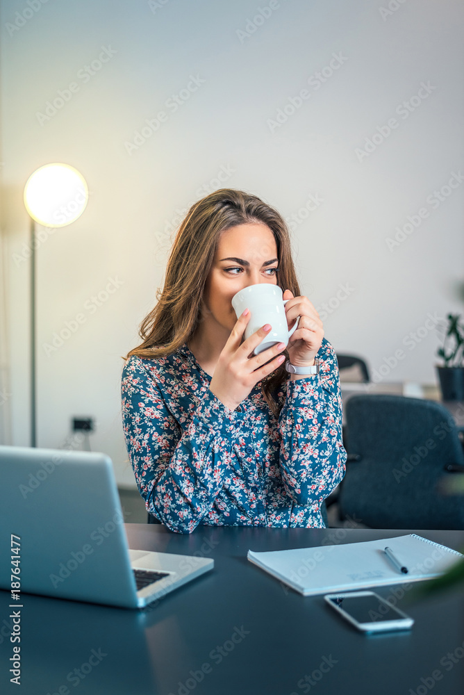 女人喜欢在办公室喝咖啡。