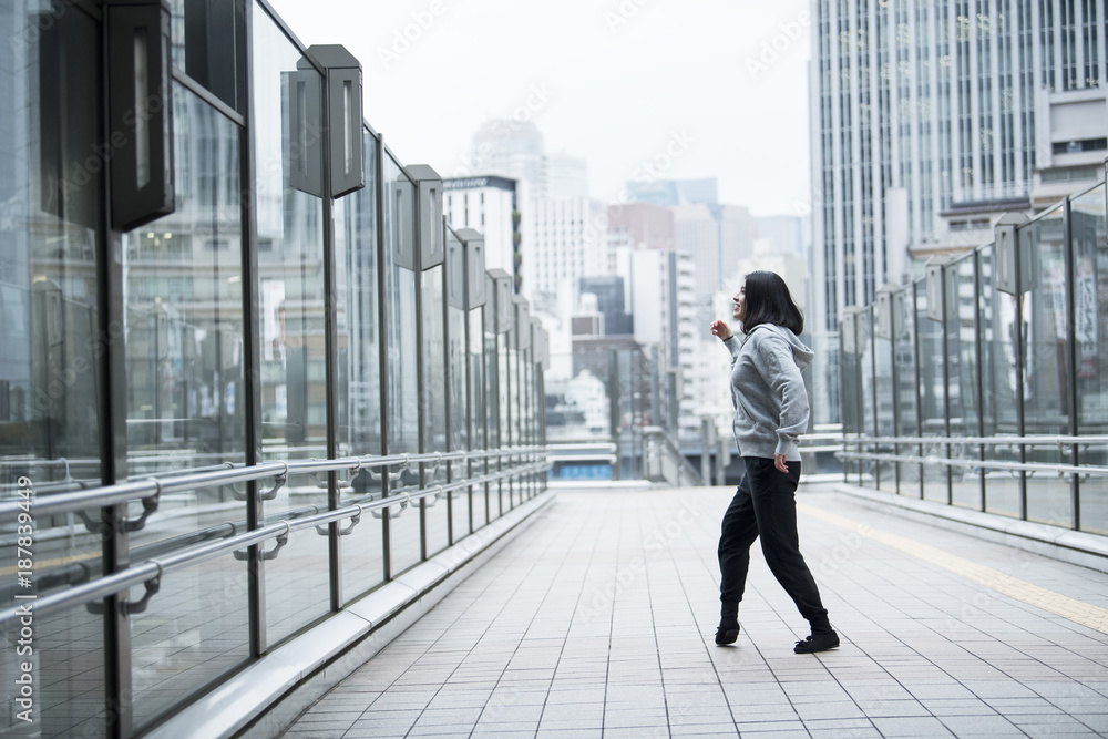 城市里跳舞的女人