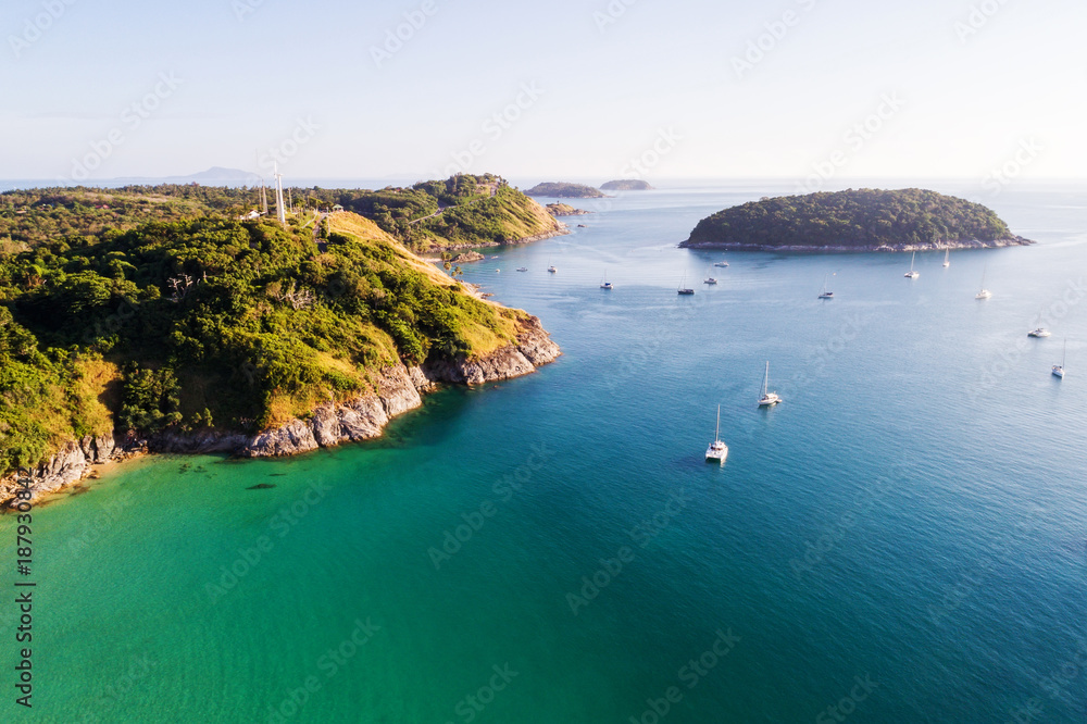 空中拍摄美丽的海湾自然景观，岛屿、游艇和碧绿的海水