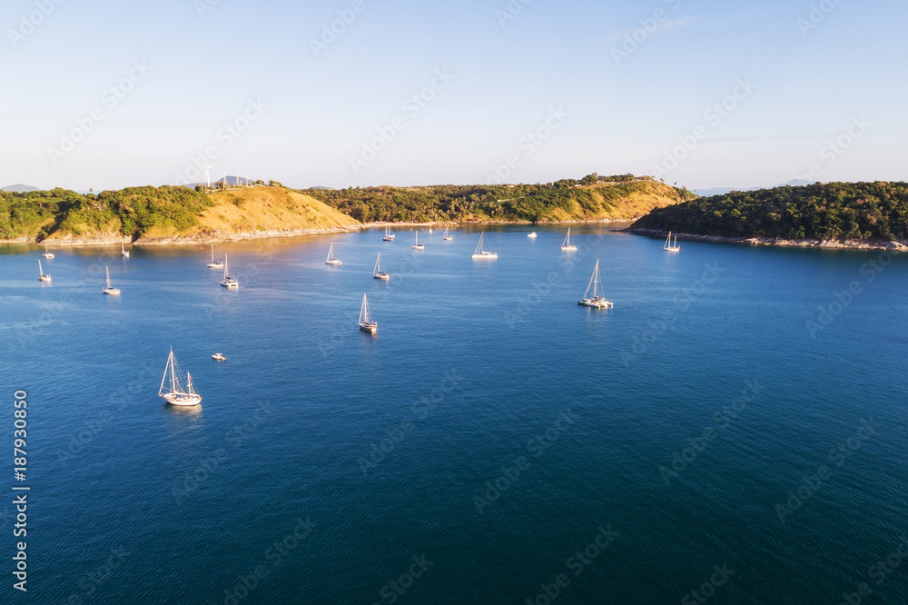 空中拍摄美丽的海湾自然景观，岛屿、游艇和碧绿的海水