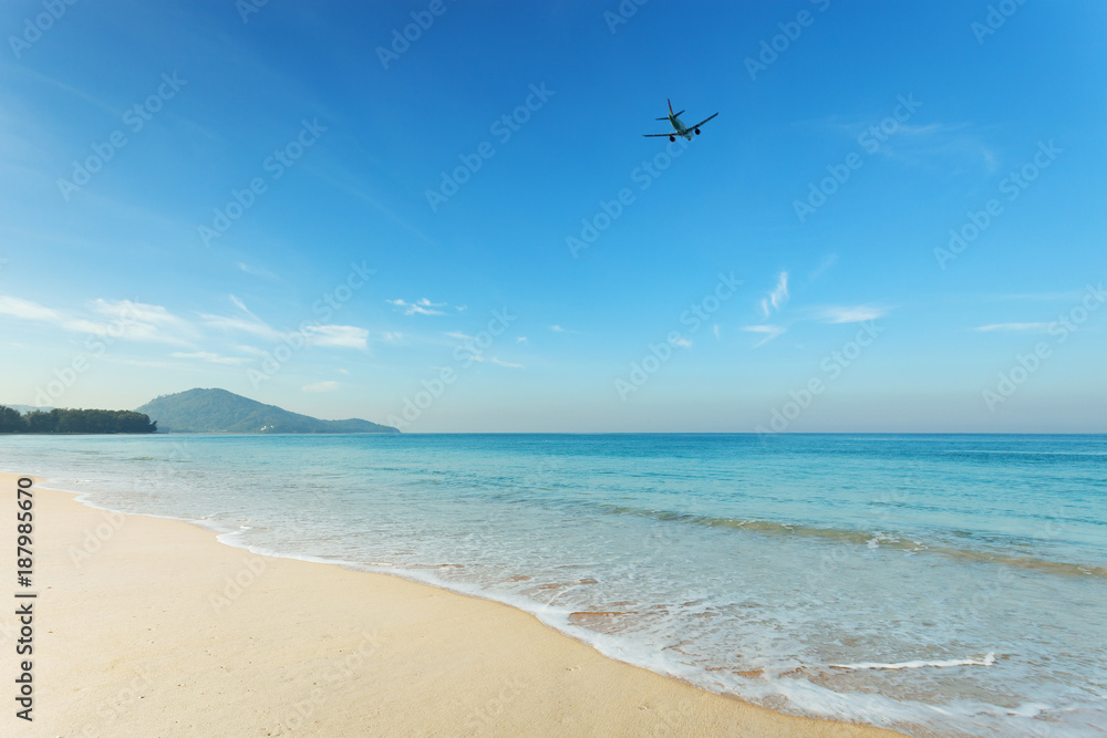 麦考海滩附近的热带安达曼海景和普吉岛沙滩上的海浪