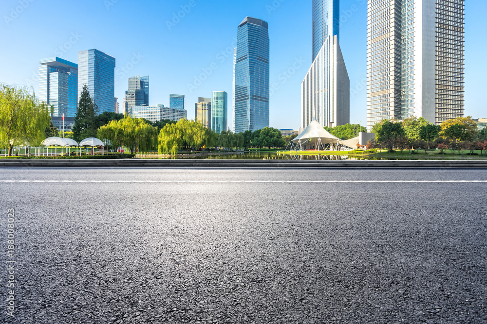 有城市景观的空旷道路