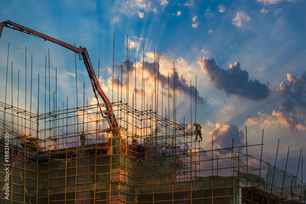 建筑工地上的建筑工人