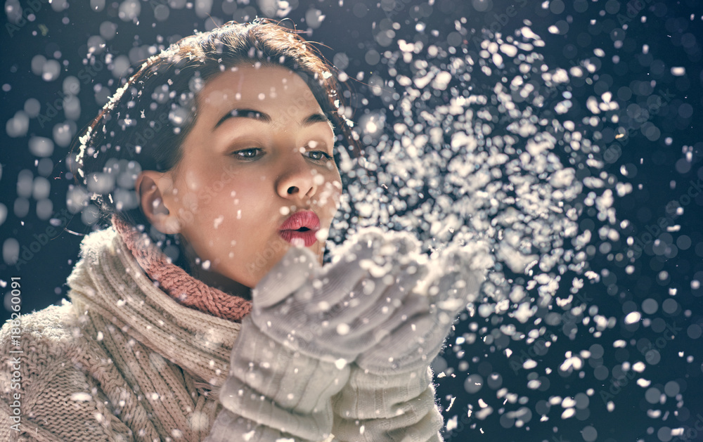 年轻女性的冬季肖像