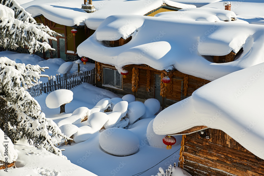 圆形纯白的雪景。