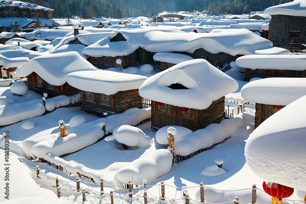 圆形的纯白的雪风景。