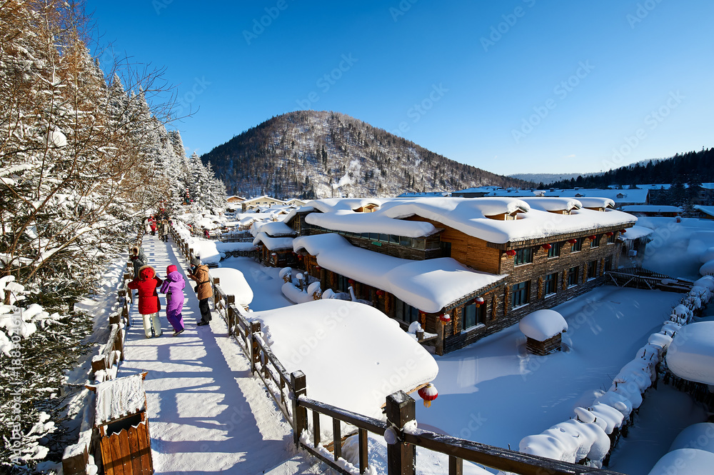 圆形的纯白的雪风景。