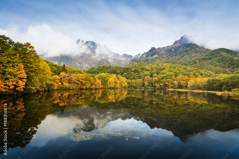 Togakushis Lake，Kagami ike池塘在秋天的早晨