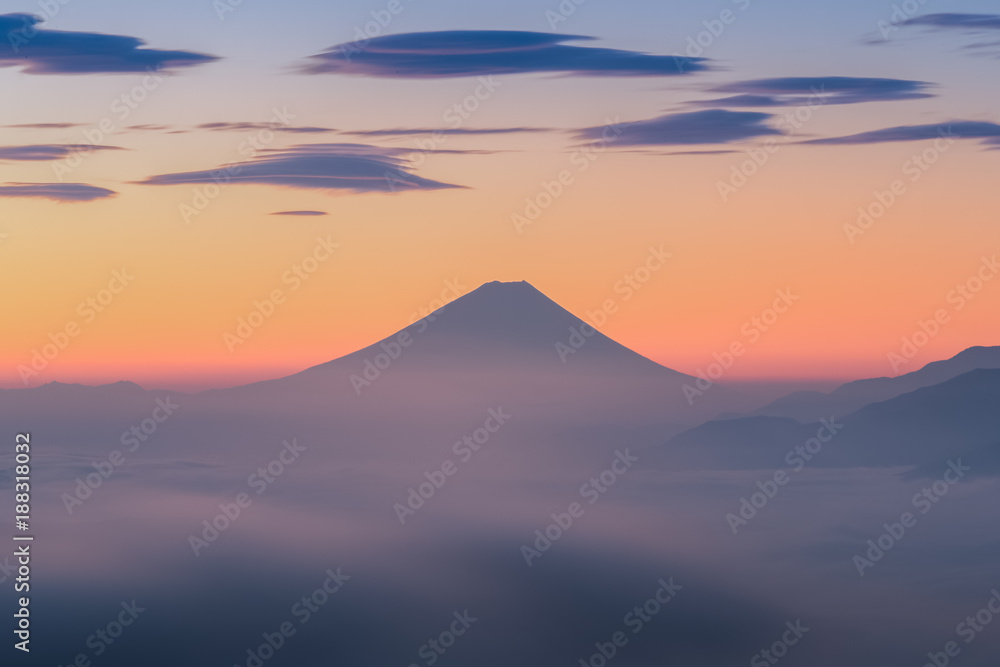 秋日清晨雾蒙蒙的富士山