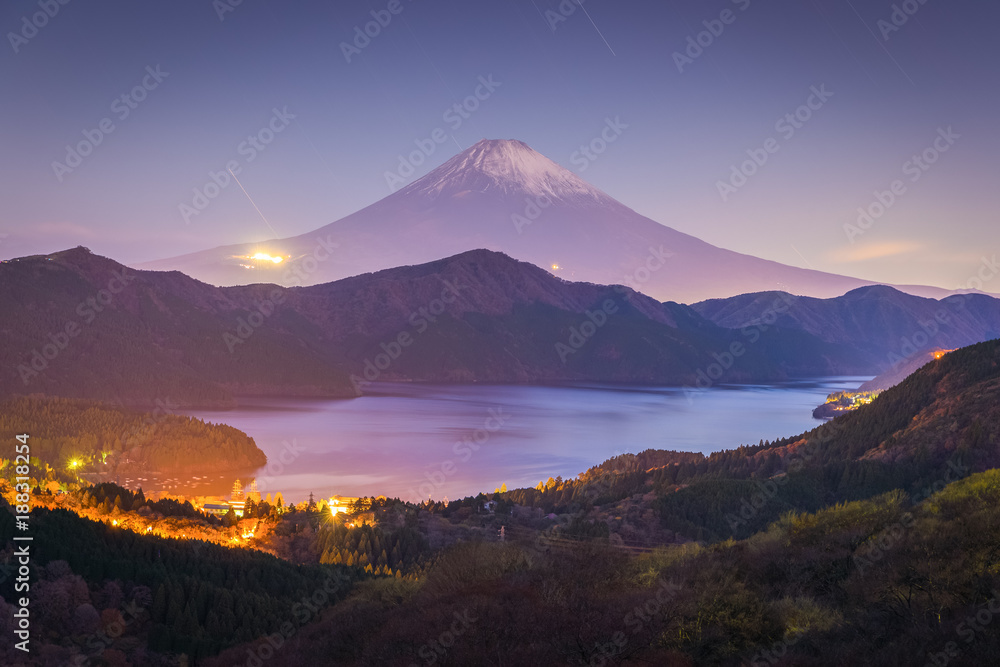 秋天日出时的富士山和阿什湖