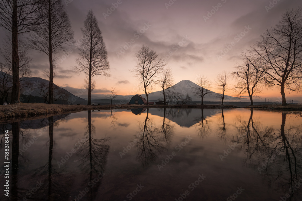 上午在静冈县富士宫伏磨帕拉露营地的富士山