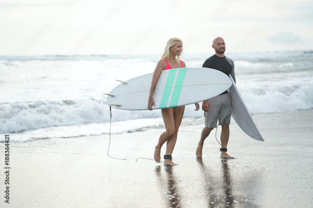 海滩上的冲浪者