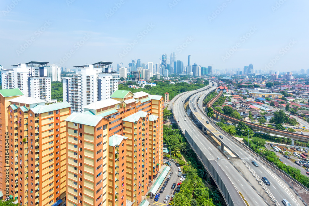 现代住宅和高架道路鸟瞰图