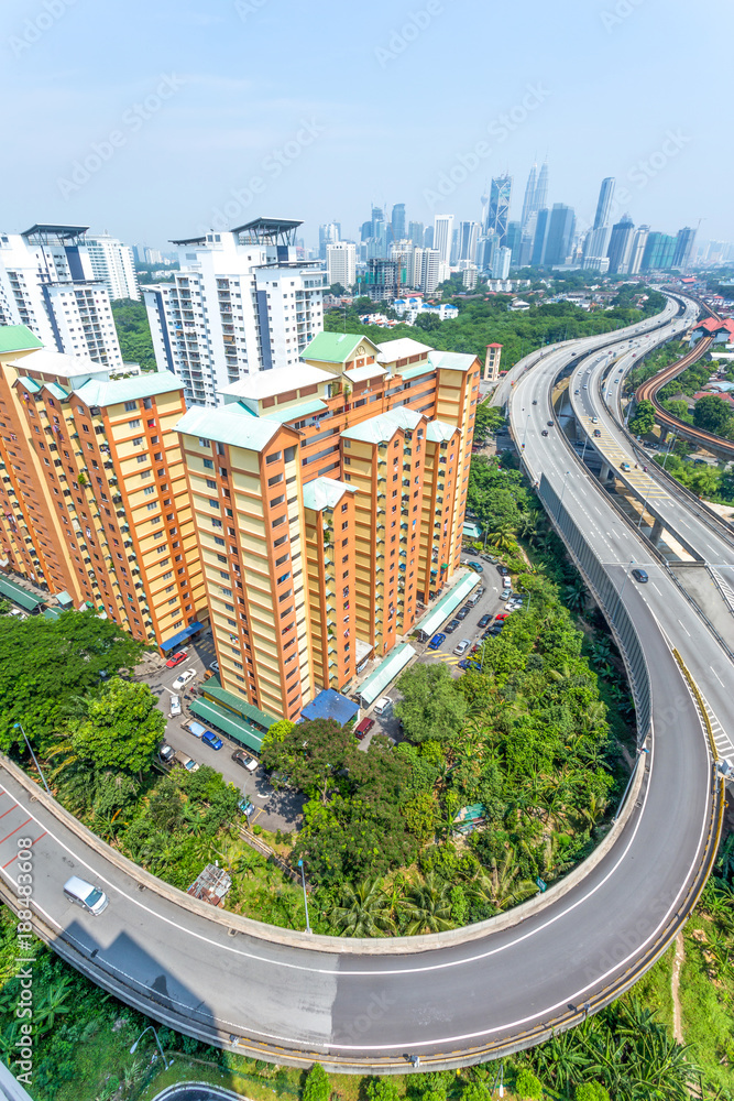 现代住宅和高架道路鸟瞰图