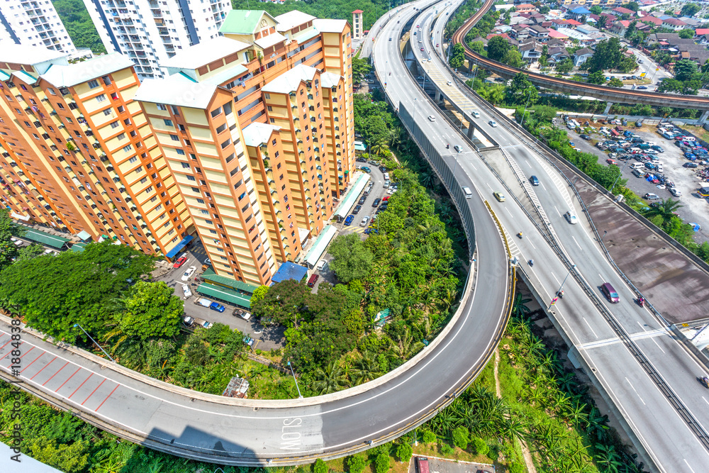 现代住宅和高架道路鸟瞰图