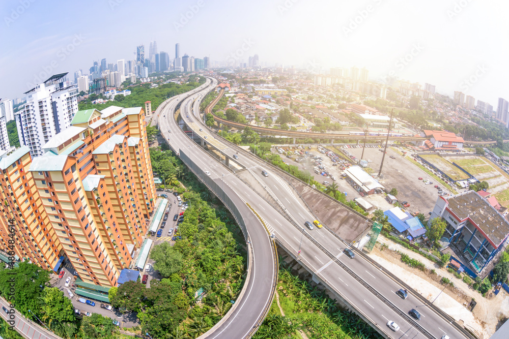 现代住宅和高架道路鸟瞰图