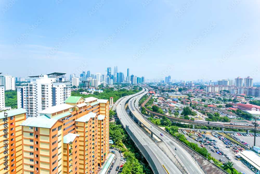 现代住宅和高架道路鸟瞰图