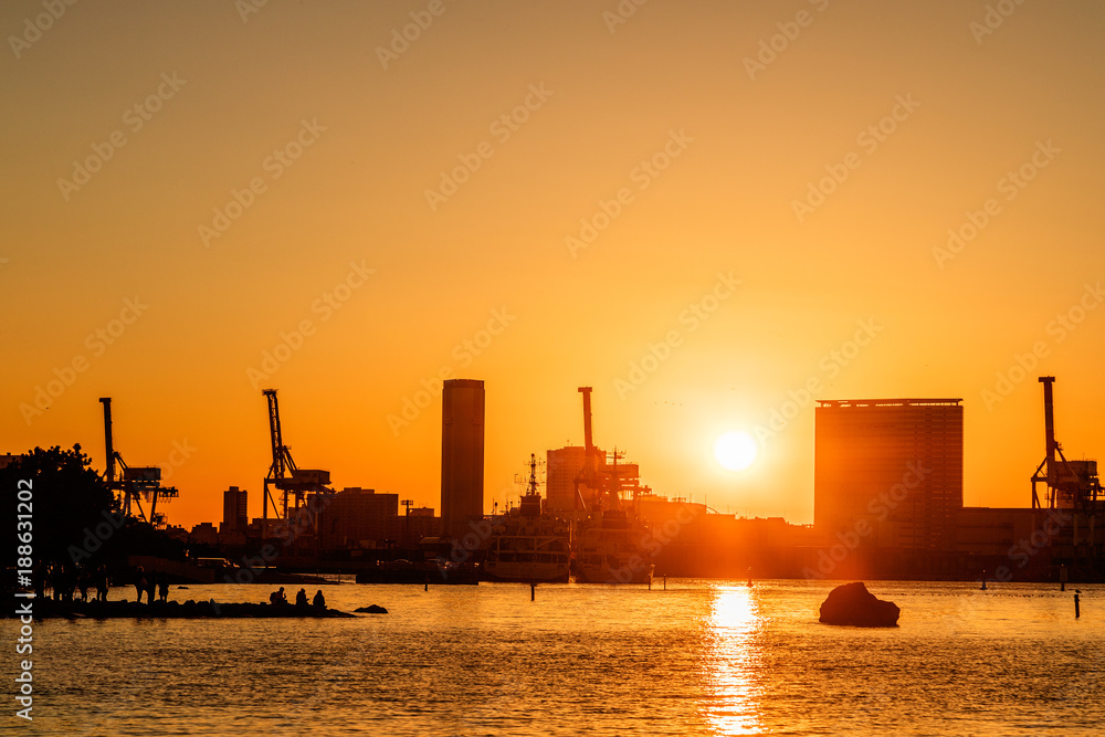 夕暮れの東京の海