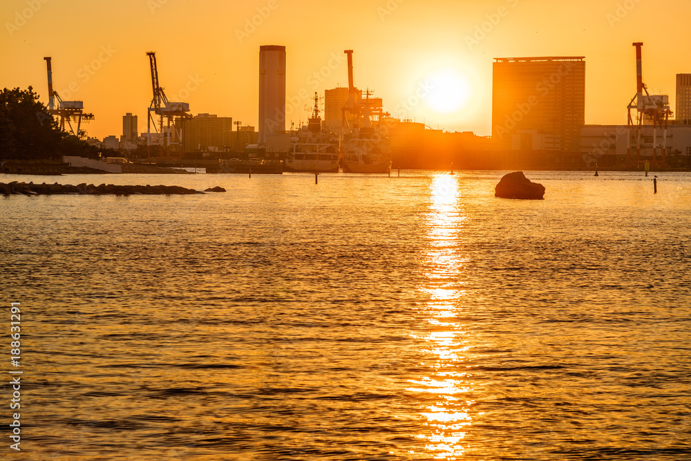 夕暮れの東京の海